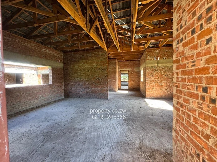 Unfinished 5-Bed 700 m² Home on 1 Acre in Bluff Hill