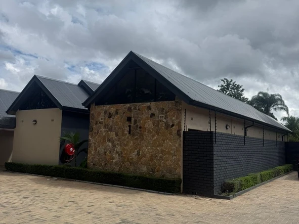 4 Bedroom Flat & Apartment