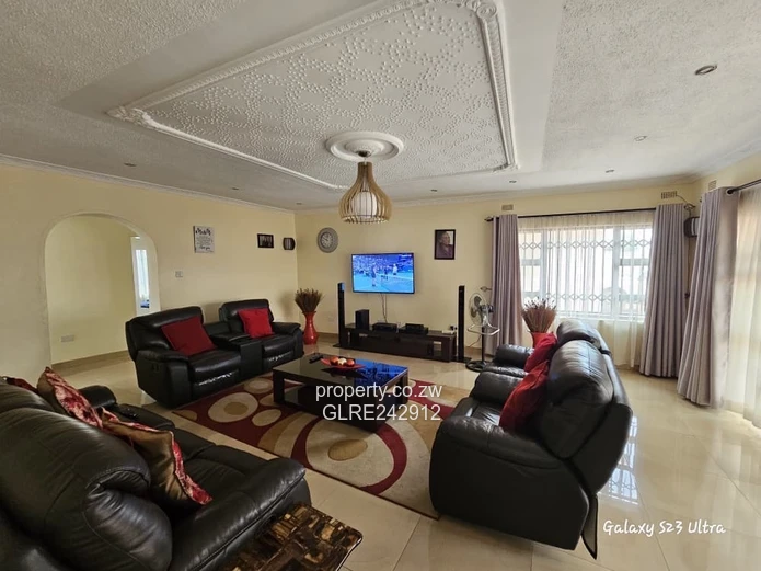4-Bed Home with Large Paved Drive, Garden & Borehole - Sandton Park