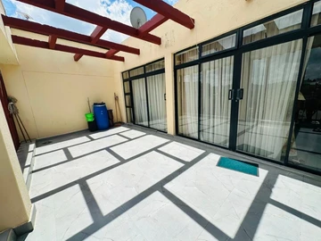 2 Bedroom Flat & Apartment