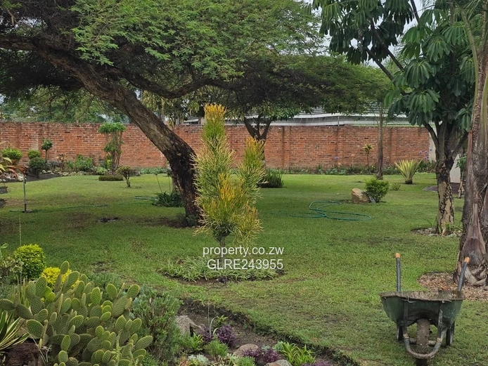 Milton Park: Spacious 3-Bed Home, Tiled Living & Borehole