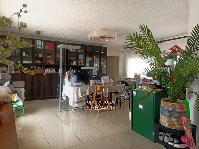 Mount Pleasant: 5-Bed on 3900m² with Borehole & Solar