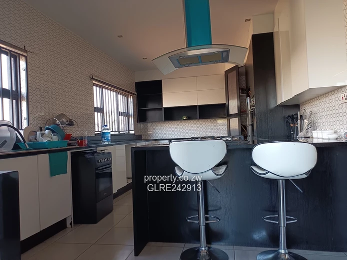 Sunny 3-Bed Bluff Hill Flat — Borehole, Garden & Parking