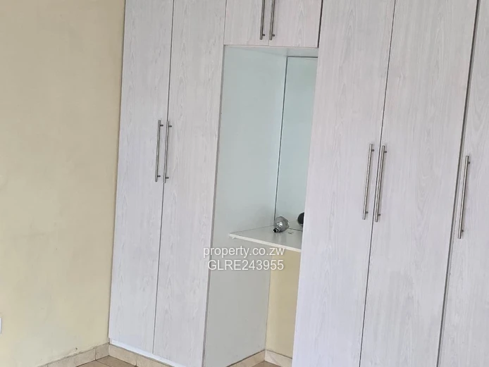 Milton Park: Spacious 3-Bed Home, Tiled Living & Borehole