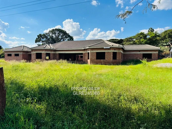Unfinished 5-Bed 700 m² Home on 1 Acre in Bluff Hill
