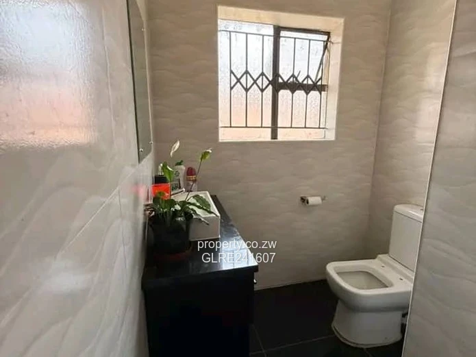 Pomona 5-Bed Home - Garden, Paved Driveway & Borehole