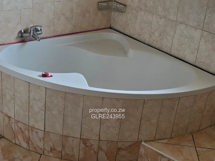 Milton Park: Spacious 3-Bed Home, Tiled Living & Borehole