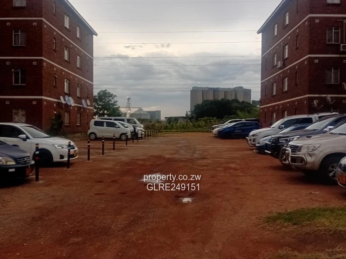 Willowvale 2-Bed Flat – Brick Block with Secure Parking