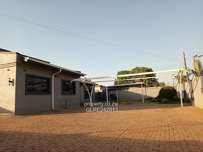 Sunny 3-Bed Bluff Hill Flat — Borehole, Garden & Parking