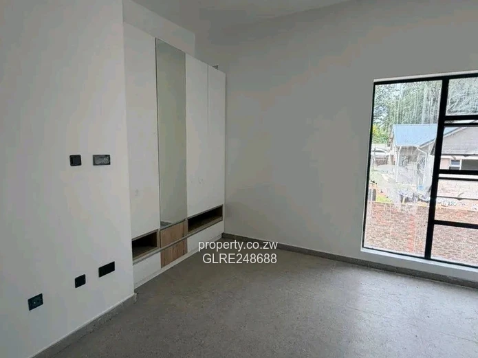 Modern 2-Bed Townhouse with Pool & Borehole — Strathaven