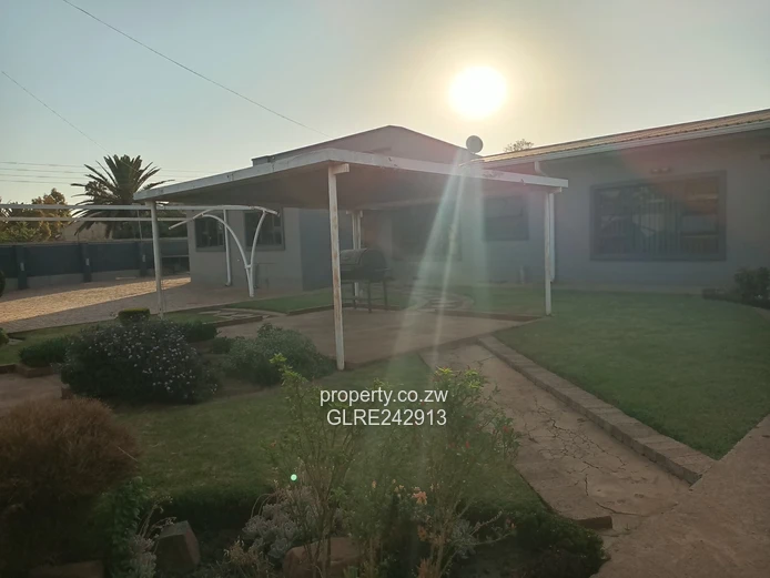 Sunny 3-Bed Bluff Hill Flat — Borehole, Garden & Parking