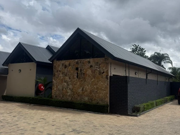 4 Bedroom Flat & Apartment