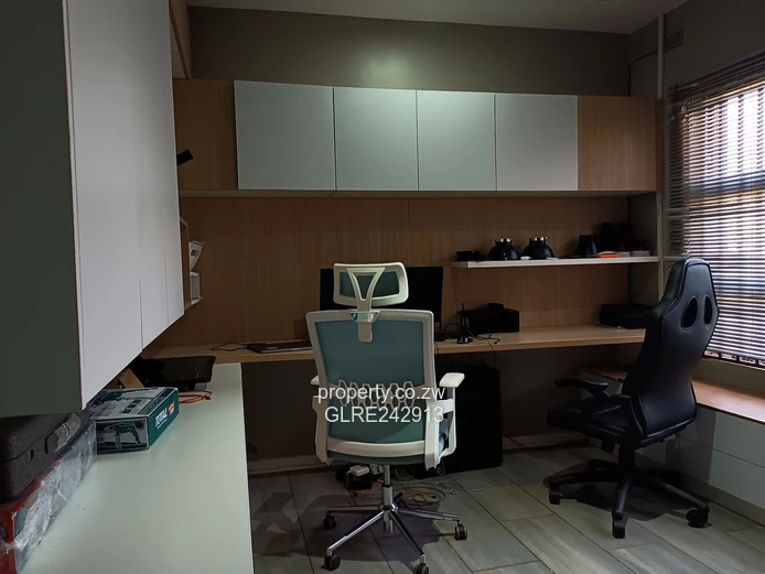 Sunny 3-Bed Bluff Hill Flat — Borehole, Garden & Parking