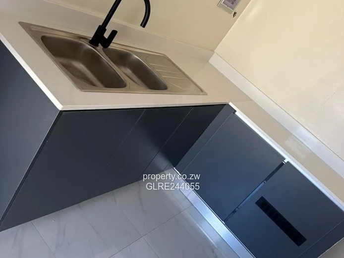 Modern 3-Bed Bluff Hill Home — Borehole & High Ceilings