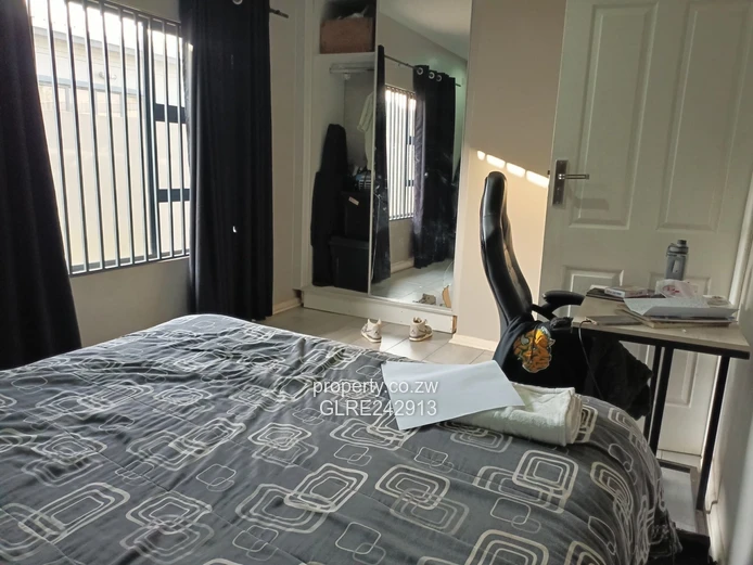 Sunny 3-Bed Bluff Hill Flat — Borehole, Garden & Parking