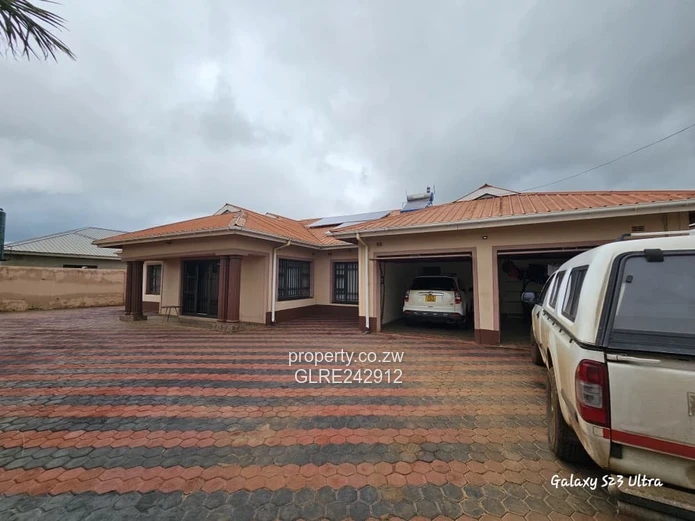 4-Bed Home with Large Paved Drive, Garden & Borehole - Sandton Park