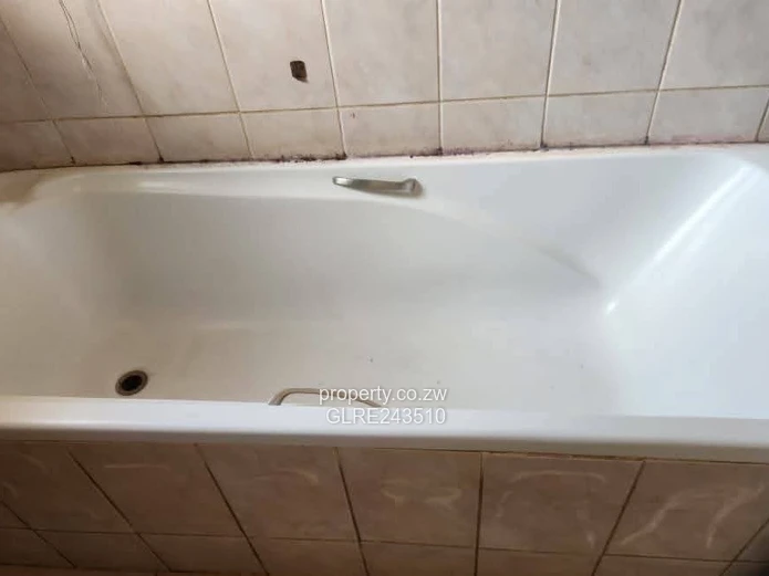 Marlborough 5-Bed Home with Spacious Garden & Borehole