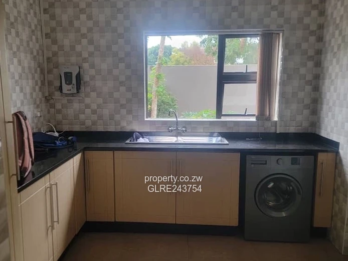 Elegant 6-Bed Pomona Home on 1900 m2 with Borehole