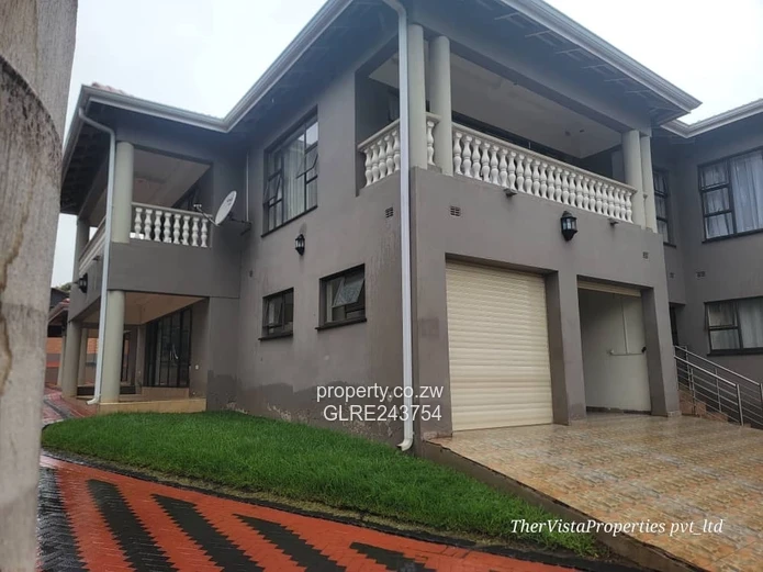 Elegant 6-Bed Pomona Home on 1900 m2 with Borehole