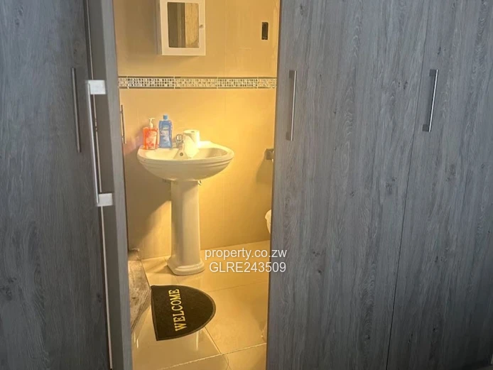 Modern Furnished 5-Bed Arlington Home — Borehole & Driveway