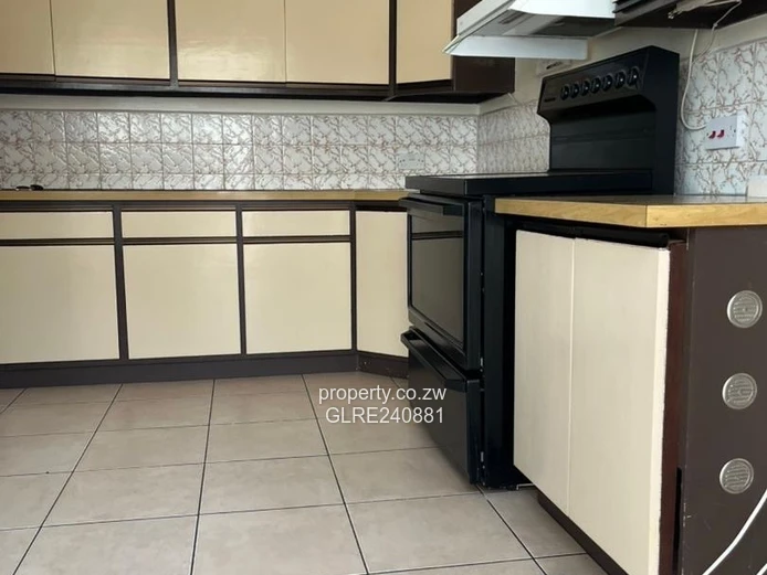 Spacious 3-Bed Avondale Flat — Fireplace, Borehole, Garage