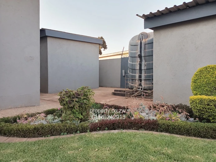Sunny 3-Bed Bluff Hill Flat — Borehole, Garden & Parking