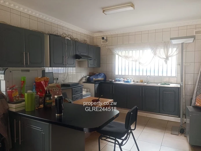 Mount Pleasant: 5-Bed on 3900m² with Borehole & Solar