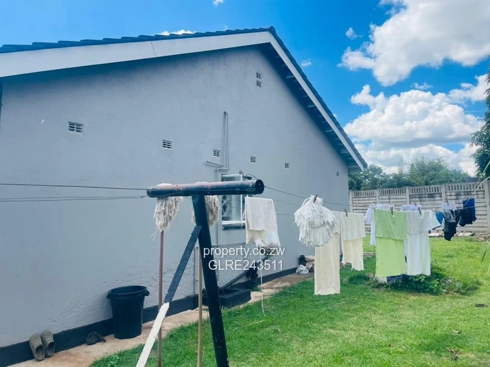 Sunridge 4-Bed Home — Walled Garden, Garage & Verandah