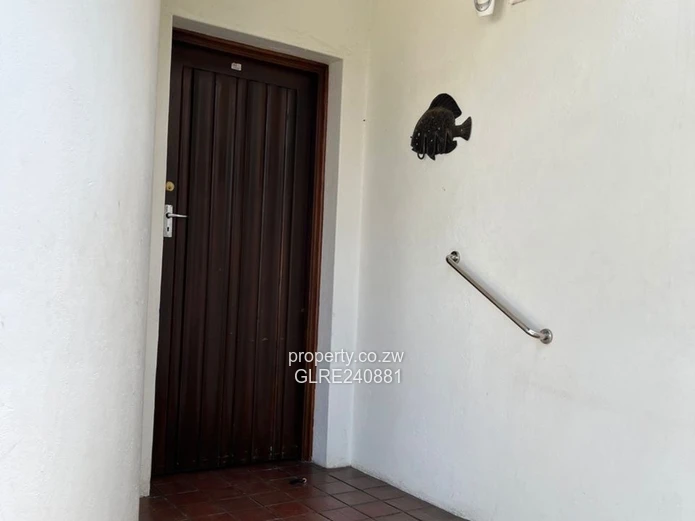 Spacious 3-Bed Avondale Flat — Fireplace, Borehole, Garage