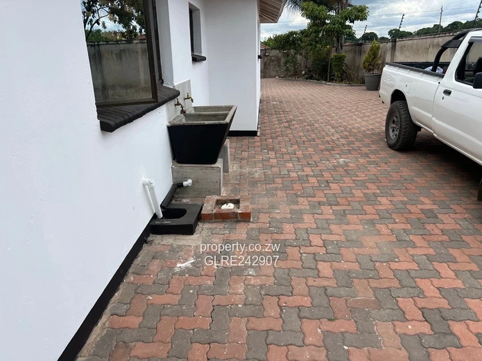 Spacious 4-Bed Home in Waterfalls - Modern Kitchen & Borehole