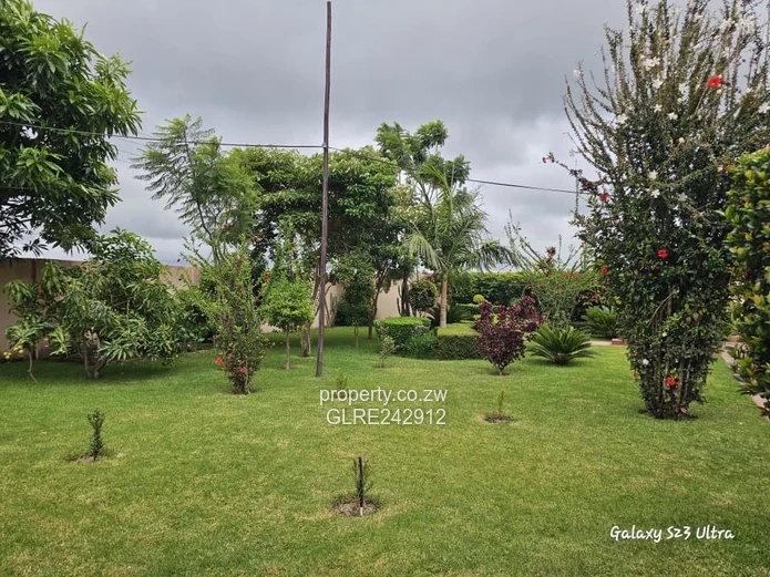 4-Bed Home with Large Paved Drive, Garden & Borehole - Sandton Park