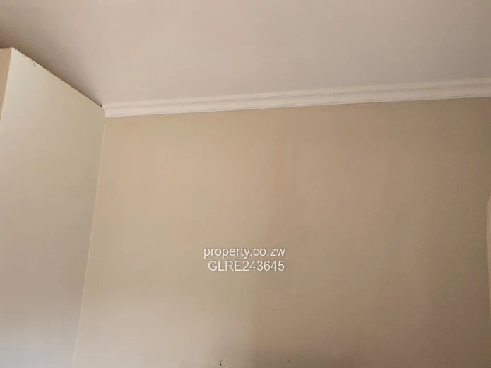Open-Plan 2-Bed Flat Ashdown Park — Borehole & Yard