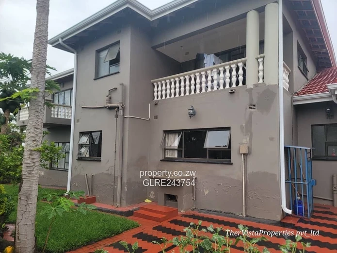 Elegant 6-Bed Pomona Home on 1900 m2 with Borehole