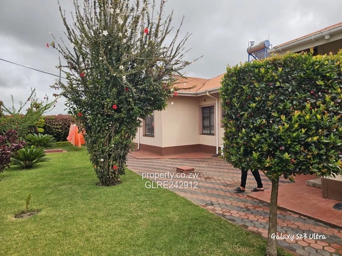 4-Bed Home with Large Paved Drive, Garden & Borehole - Sandton Park