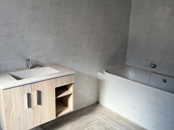 4 Bedroom Flat & Apartment