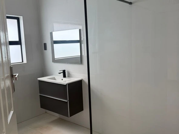 4 Bedroom Flat & Apartment