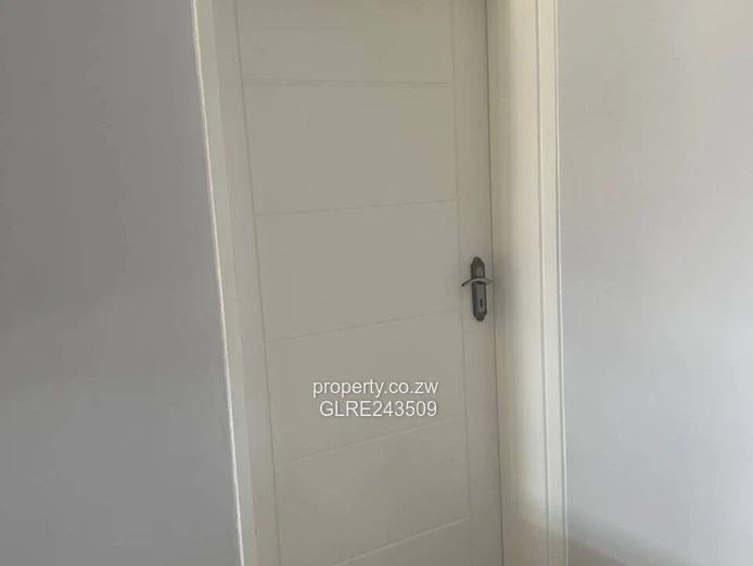 Modern Furnished 5-Bed Arlington Home — Borehole & Driveway