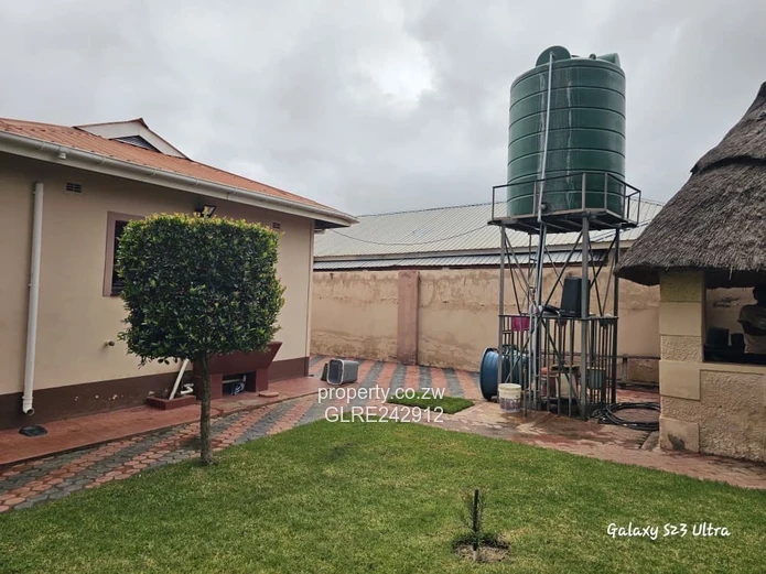 4-Bed Home with Large Paved Drive, Garden & Borehole - Sandton Park