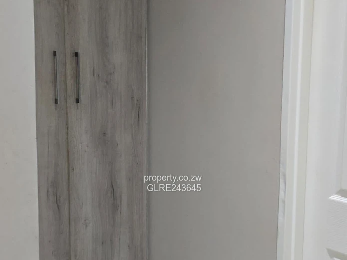 Open-Plan 2-Bed Flat Ashdown Park — Borehole & Yard