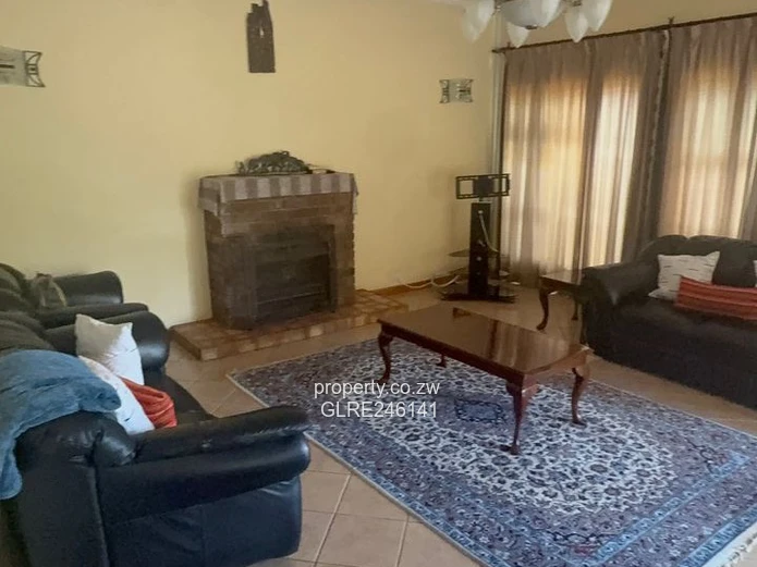 Helensvale 6-Bed Home with Pool & Borehole