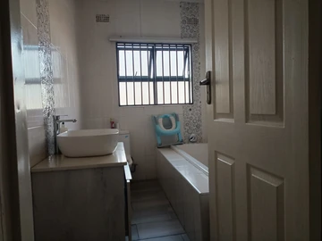 3 Bedroom Flat & Apartment