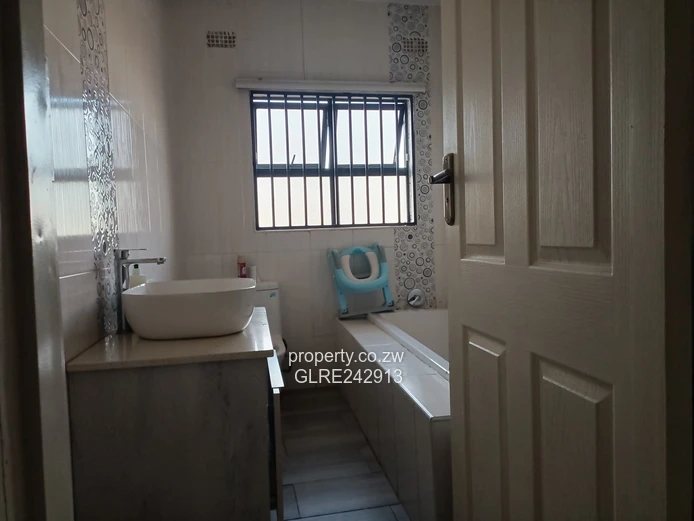 Sunny 3-Bed Bluff Hill Flat — Borehole, Garden & Parking