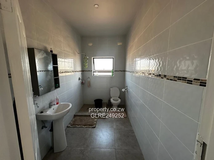 Spacious 4-Bed Home with Vaulted Lounge & Borehole — Nyeredzi Ridge