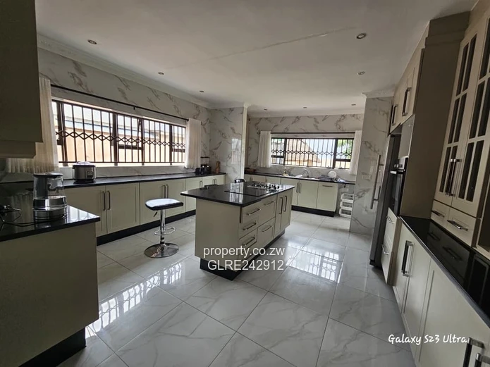 4-Bed Home with Large Paved Drive, Garden & Borehole - Sandton Park