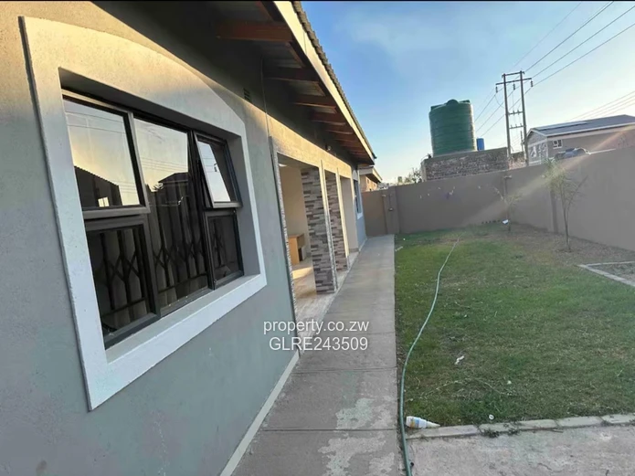 Modern Furnished 5-Bed Arlington Home — Borehole & Driveway