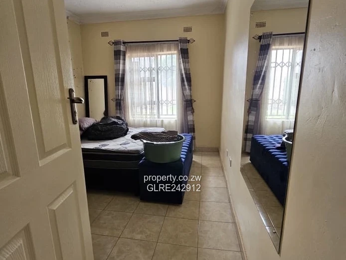 4-Bed Home with Large Paved Drive, Garden & Borehole - Sandton Park