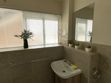4 Bedroom Flat & Apartment