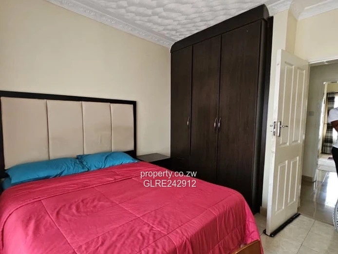 4-Bed Home with Large Paved Drive, Garden & Borehole - Sandton Park