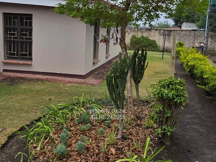 Milton Park: Spacious 3-Bed Home, Tiled Living & Borehole