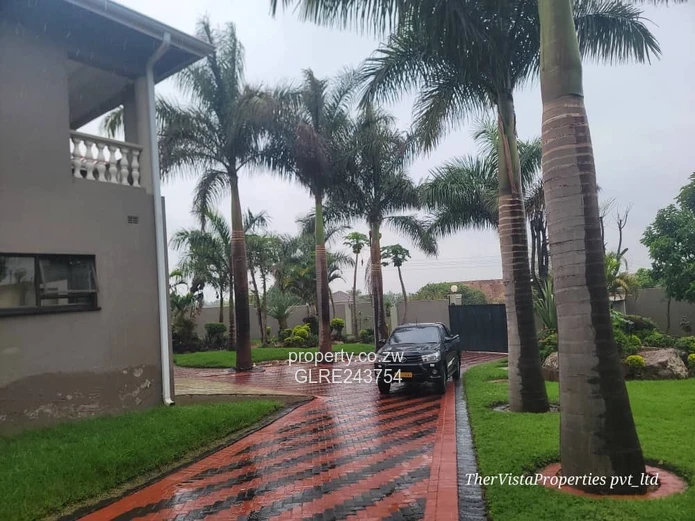 Elegant 6-Bed Pomona Home on 1900 m2 with Borehole